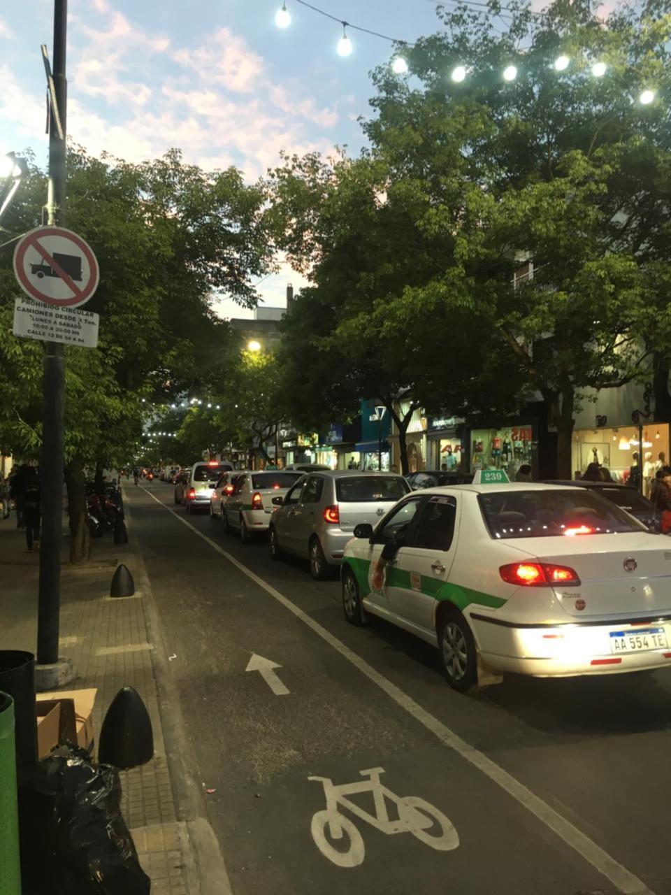Apartamento Av Kennedy Y Cervino A Metros Embajada Eeuu Buenos Aires Kültér fotó